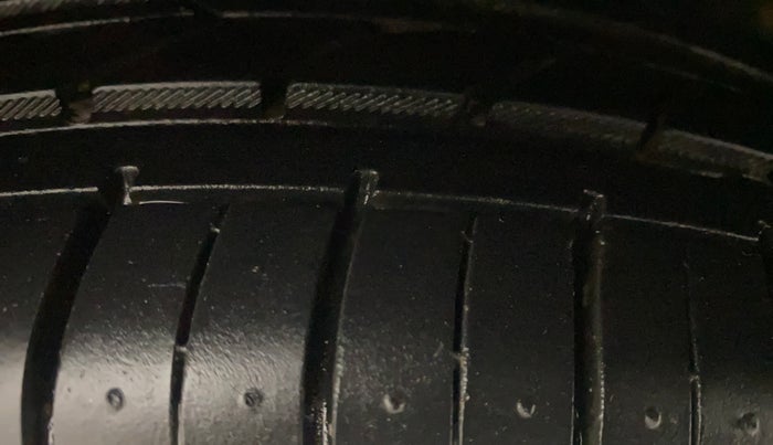 2014 Hyundai Verna FLUIDIC 1.6 CRDI SX, Diesel, Manual, 1,35,671 km, Right Front Tyre Tread