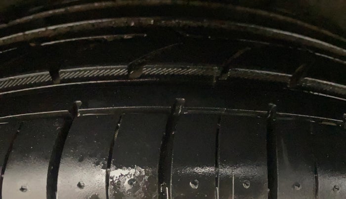 2014 Hyundai Verna FLUIDIC 1.6 CRDI SX, Diesel, Manual, 1,35,671 km, Right Rear Tyre Tread