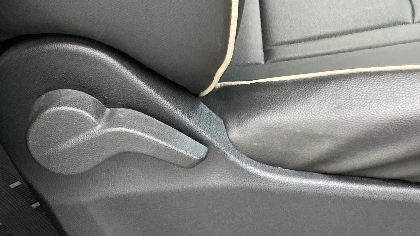 2018 Mahindra MARAZZO M2 8 STR, Diesel, Manual, 18,601 km, Driver Side Adjustment Panel