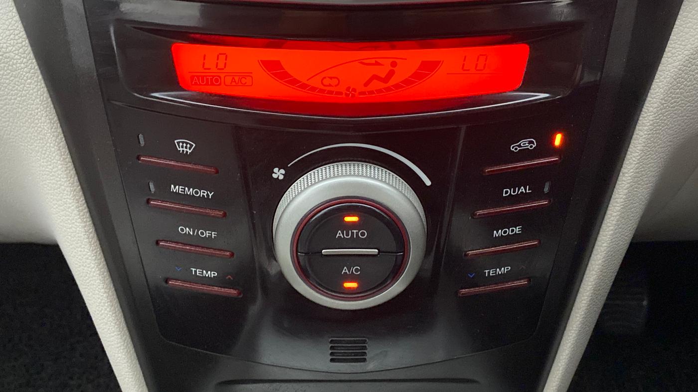 2021 Mahindra XUV300 W8 DIESEL MT, Diesel, Manual, 33,960 km, Automatic Climate Control