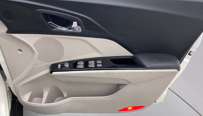 2021 Mahindra XUV300 W8 DIESEL MT, Diesel, Manual, 33,960 km, Driver Side Door Panels Control