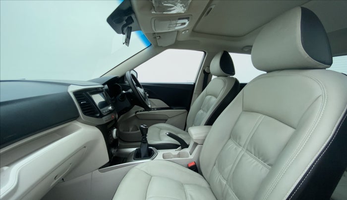 2021 Mahindra XUV300 W8 DIESEL MT, Diesel, Manual, 33,960 km, Right Side Front Door Cabin