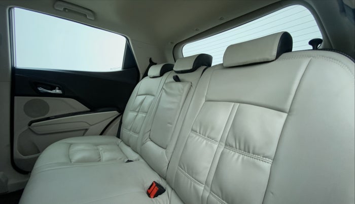 2021 Mahindra XUV300 W8 DIESEL MT, Diesel, Manual, 33,960 km, Right Side Rear Door Cabin