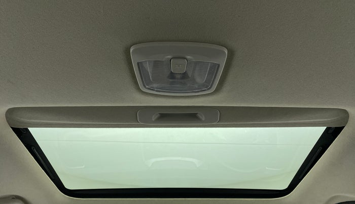 2021 Mahindra XUV300 W8 DIESEL MT, Diesel, Manual, 33,960 km, Moonroof/ Sunroof