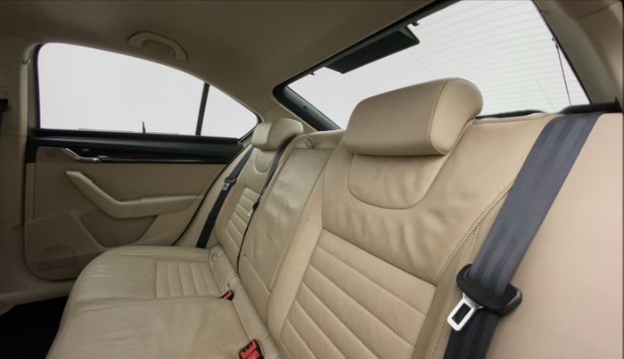 2015 Skoda Octavia ELEGANCE 2.0 TDI AT, Diesel, Automatic, 81,999 km, Right Side Rear Door Cabin