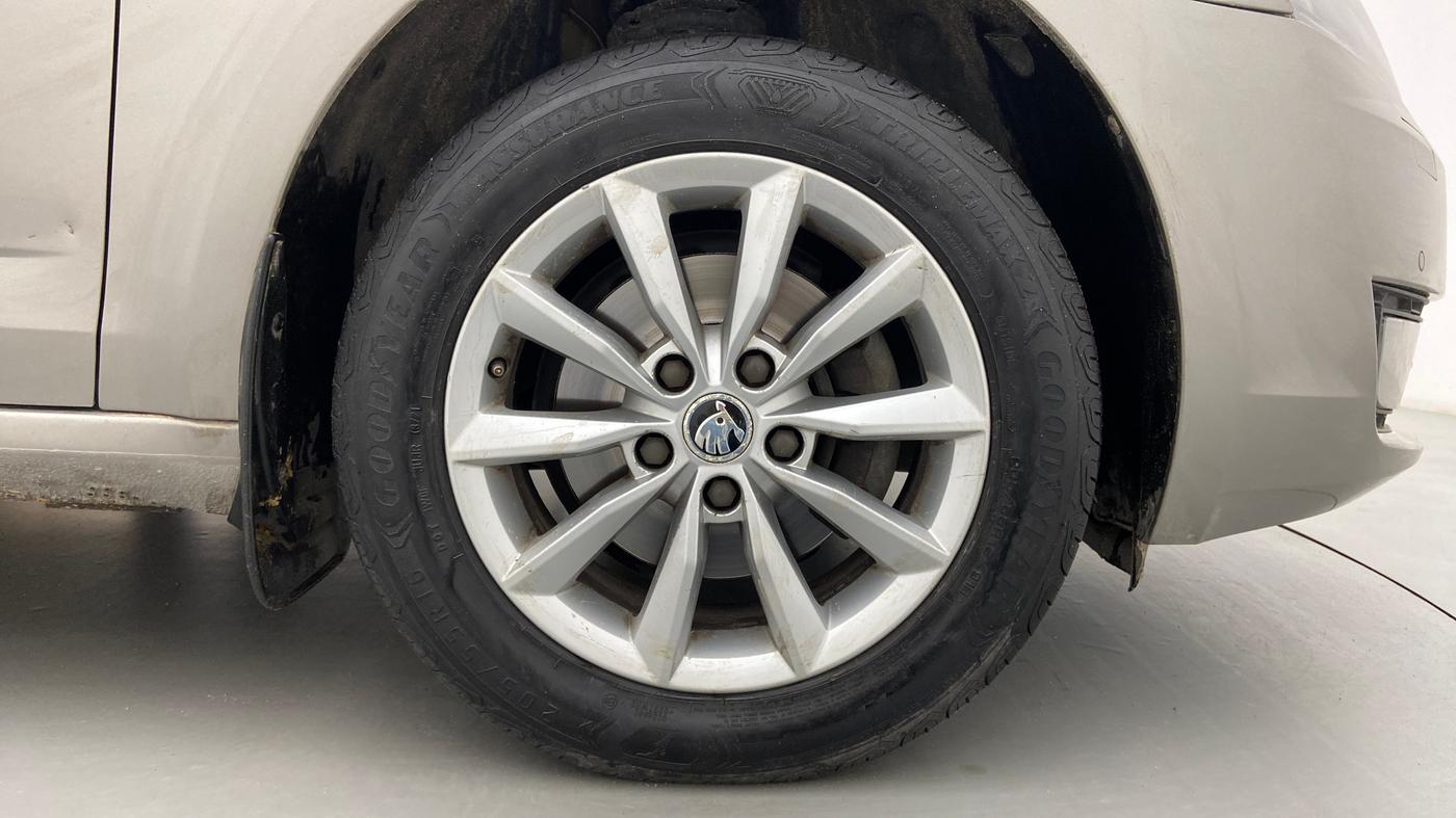2015 Skoda Octavia ELEGANCE 2.0 TDI AT, Diesel, Automatic, 81,999 km, Right Front Wheel