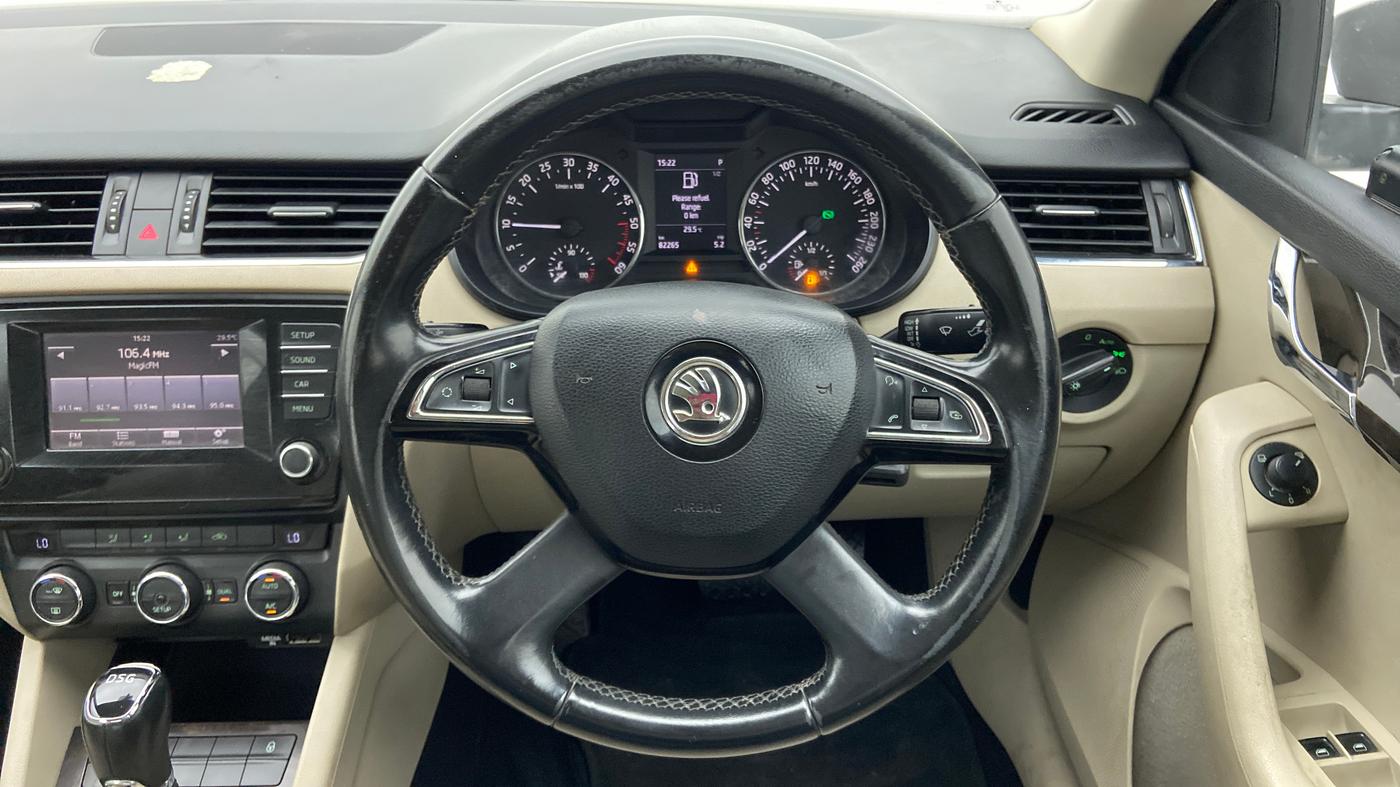 2015 Skoda Octavia ELEGANCE 2.0 TDI AT, Diesel, Automatic, 81,999 km, Steering Wheel Close Up
