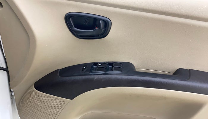 2015 Hyundai i10 MAGNA 1.1, Petrol, Manual, 51,972 km, Driver Side Door Panels Control