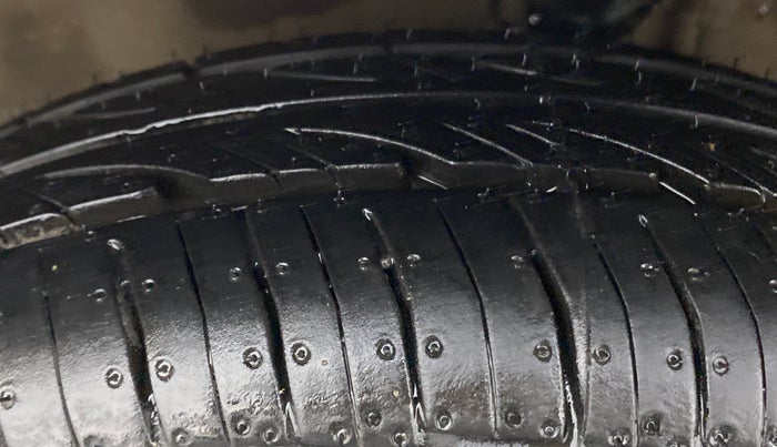 2016 Maruti Alto 800 LXI CNG, CNG, Manual, 24,082 km, Left Front Tyre Tread