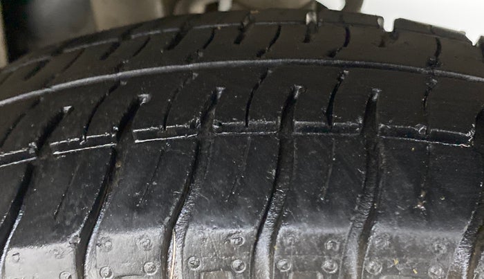 2016 Maruti Alto 800 LXI CNG, CNG, Manual, 24,082 km, Left Rear Tyre Tread
