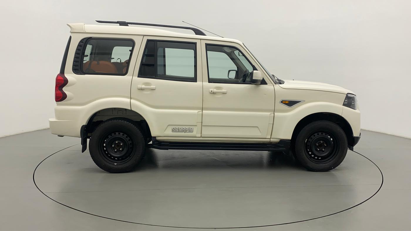 2017 Mahindra Scorpio S6+ INTELL HYBRID, Diesel, Manual, 38,170 km, Right Side View