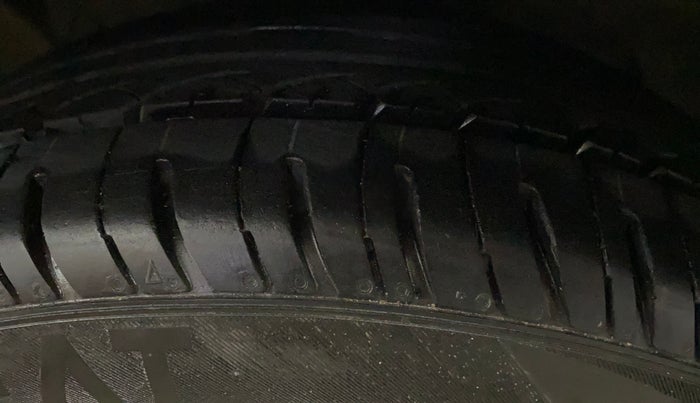 2015 Ford Figo Aspire TITANIUM 1.2 PETROL, Petrol, Manual, 60,375 km, Left Front Tyre Tread