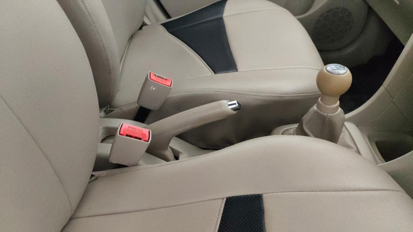 2014 Maruti Swift Dzire ZXI, Petrol, Manual, 58,809 km, Gear Lever
