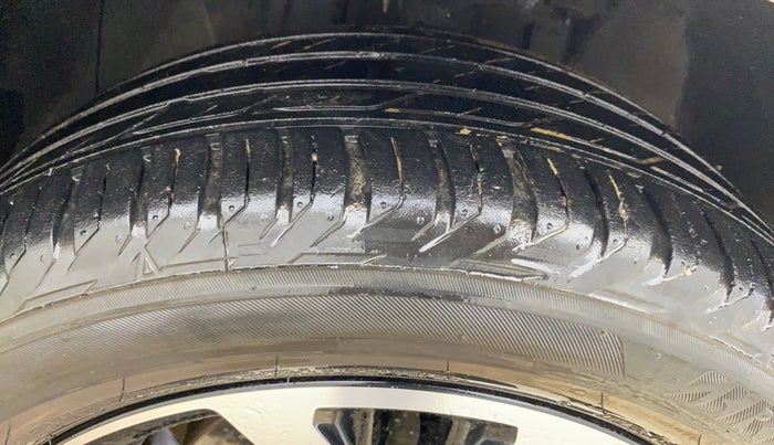 2022 Jeep Compass MODEL S (O) 1.4 PETROL DCT, Petrol, Automatic, 17,591 km, Right Front Tyre Tread