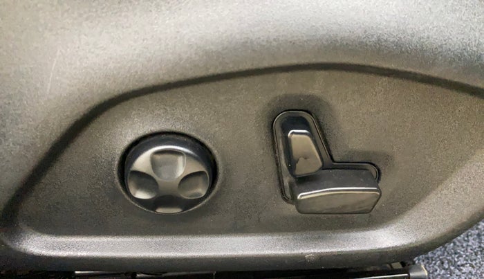 2022 Jeep Compass MODEL S (O) 1.4 PETROL DCT, Petrol, Automatic, 17,591 km, Driver Side Adjustment Panel