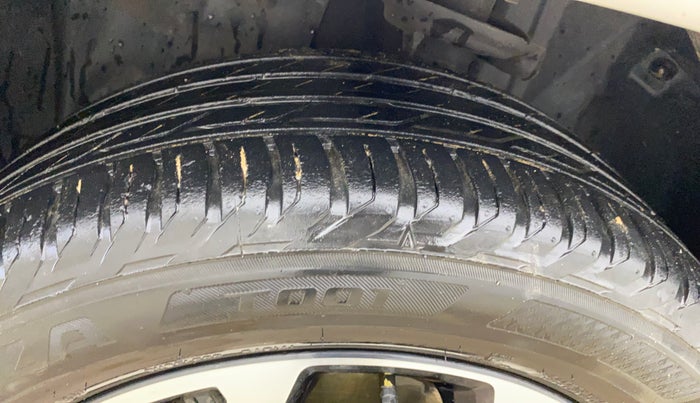 2022 Jeep Compass MODEL S (O) 1.4 PETROL DCT, Petrol, Automatic, 17,591 km, Left Front Tyre Tread