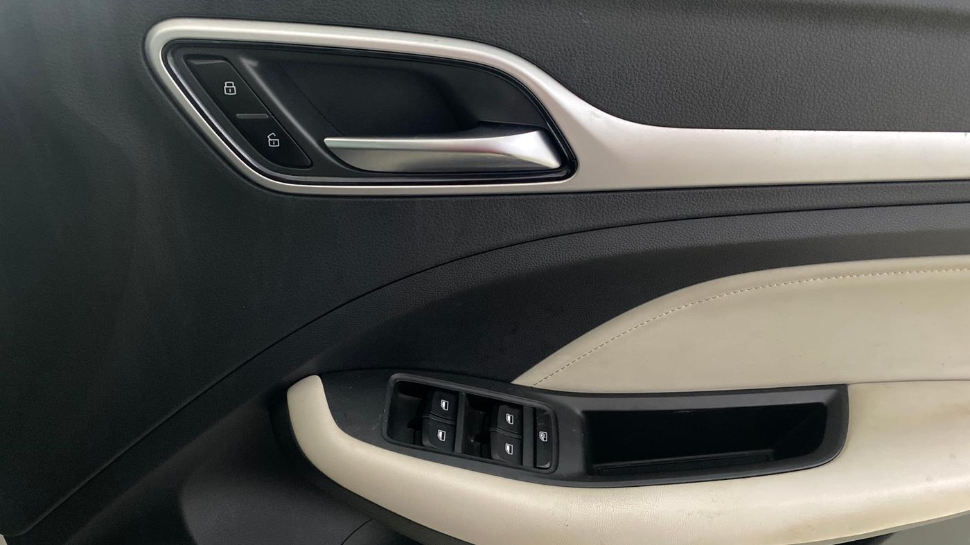 2022 MG ASTOR SHARP 1.5 CVT, Petrol, Automatic, 17,954 km, Driver Side Door Panels Control