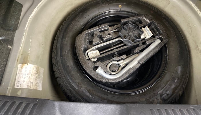 2013 Volkswagen Polo HIGHLINE1.2L, Petrol, Manual, 1,42,355 km, Spare Tyre