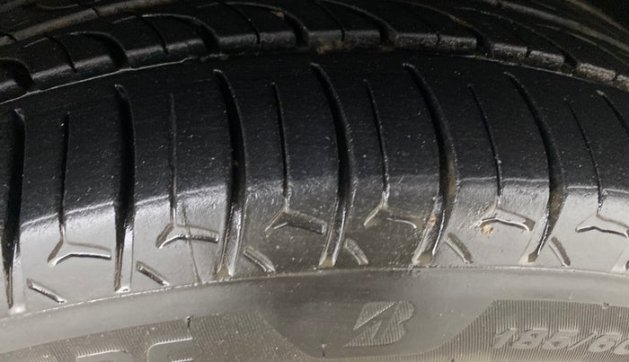 2013 Volkswagen Polo HIGHLINE1.2L, Petrol, Manual, 1,42,355 km, Right Front Tyre Tread