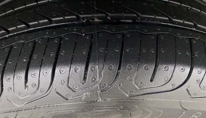 2013 Volkswagen Polo HIGHLINE1.2L, Petrol, Manual, 1,42,355 km, Right Rear Tyre Tread