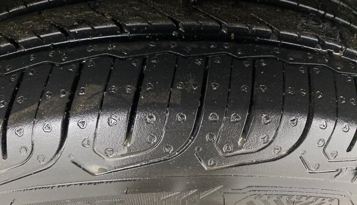 2013 Volkswagen Polo HIGHLINE1.2L, Petrol, Manual, 1,42,355 km, Left Rear Tyre Tread