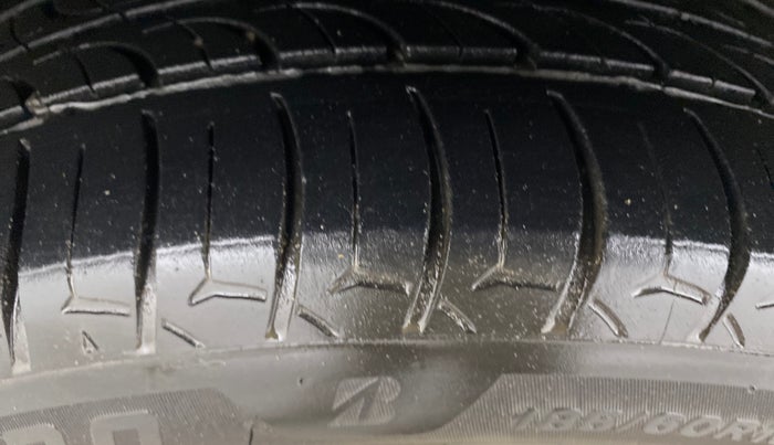 2013 Volkswagen Polo HIGHLINE1.2L, Petrol, Manual, 1,42,355 km, Left Front Tyre Tread