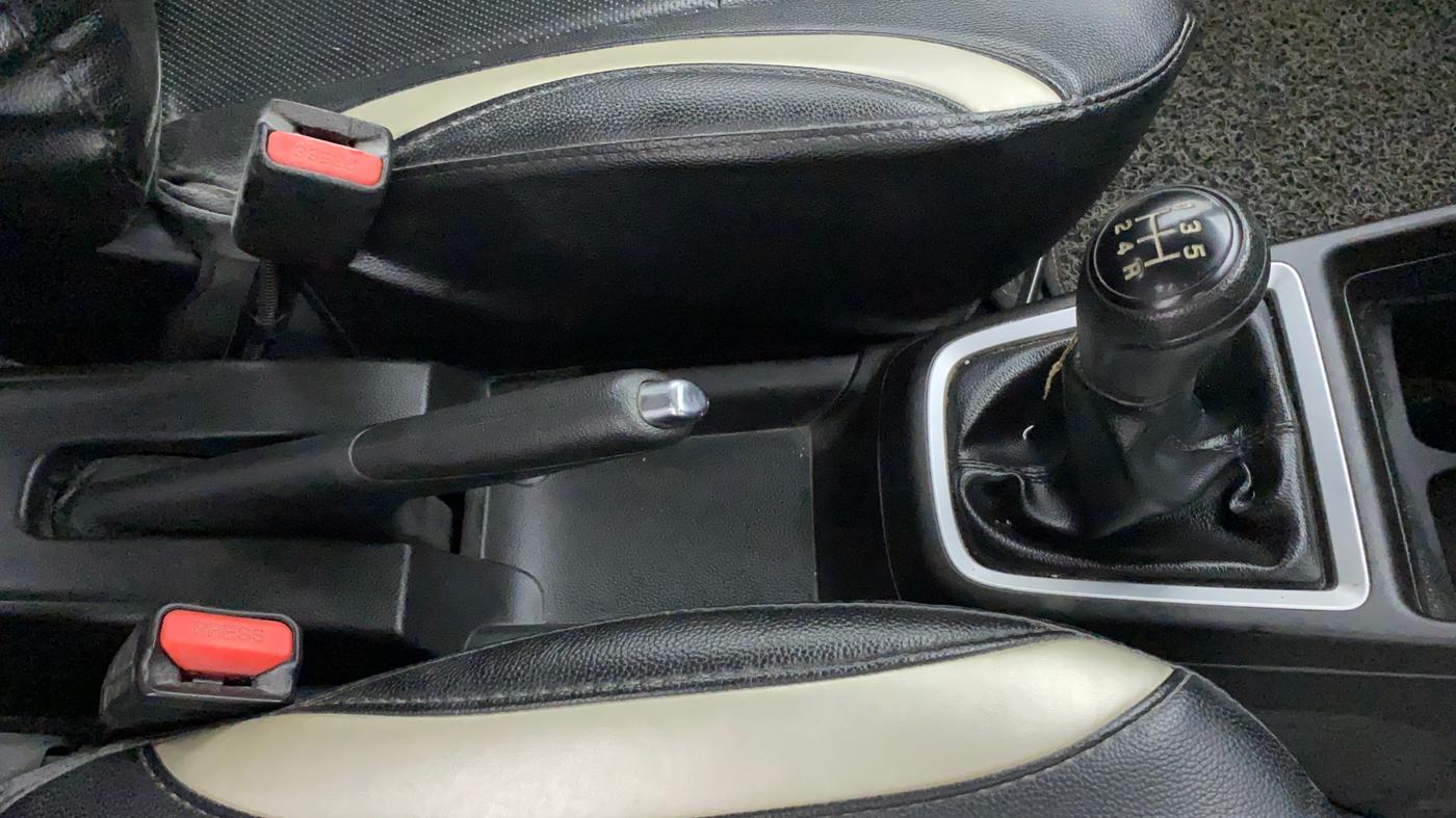 2019 Maruti Swift VXI, Petrol, Manual, 37,400 km, Gear Lever