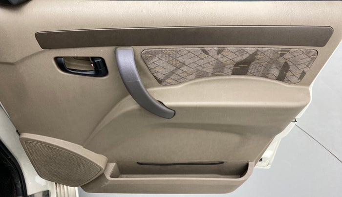 2014 Mahindra Scorpio VLX AIRBAG AT BS IV, Diesel, Automatic, 43,538 km, Driver Side Door Panels Control