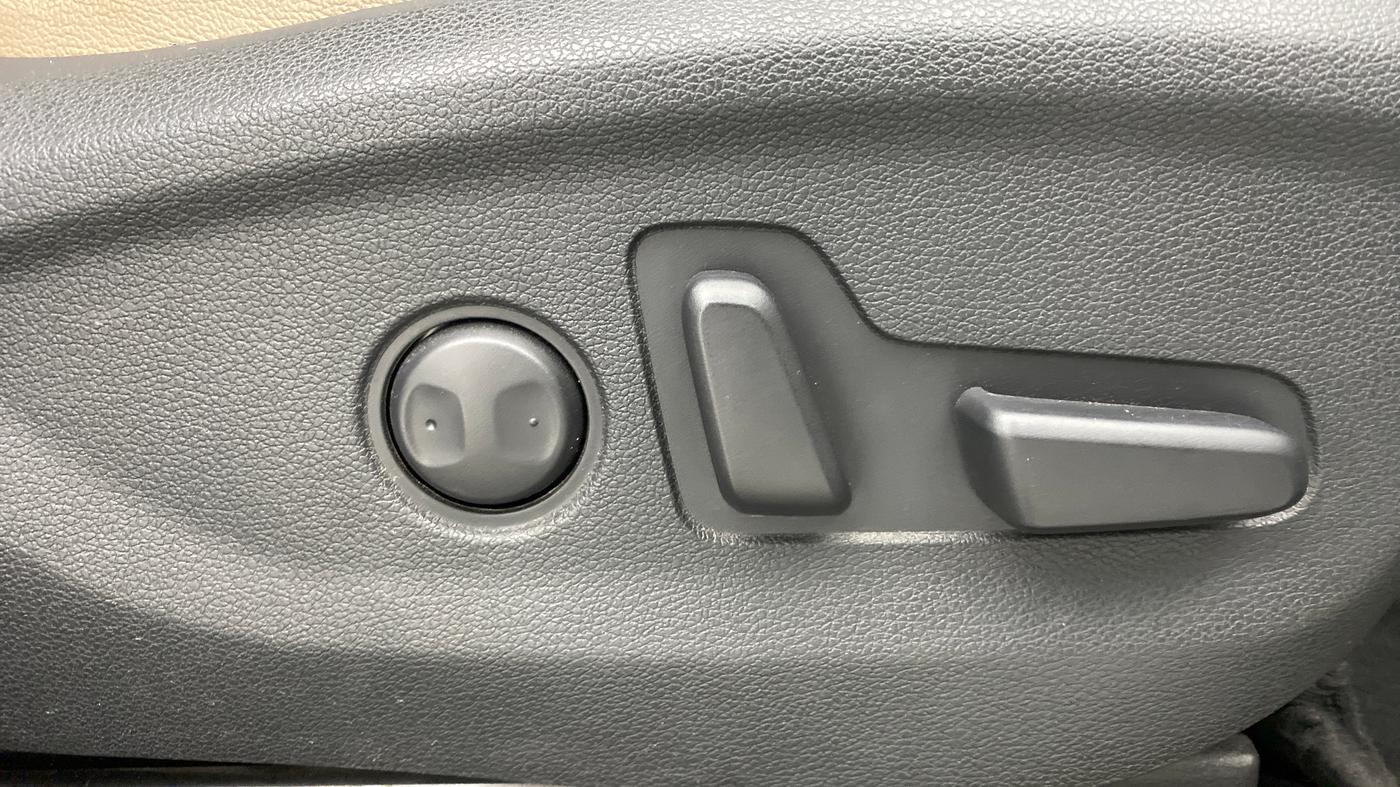 2017 Hyundai Tucson 2WD AT GLS DIESEL, Diesel, Automatic, 65,387 km, Driver Side Adjustment Panel