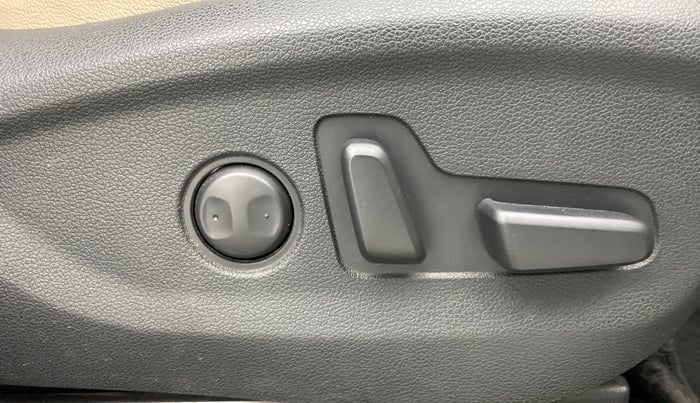 2017 Hyundai Tucson 2WD AT GLS DIESEL, Diesel, Automatic, 65,387 km, Driver Side Adjustment Panel