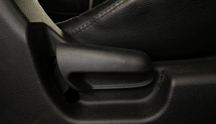 2018 Maruti Wagon R 1.0 LXI CNG, CNG, Manual, 82,951 km, Driver Side Adjustment Panel