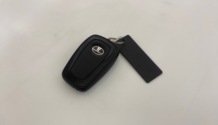 2025 Tata NEXON FEARLESS + SUNROOF DUAL TONE 1.2 PETROL, Petrol, Manual, 16,126 km, Key Close Up