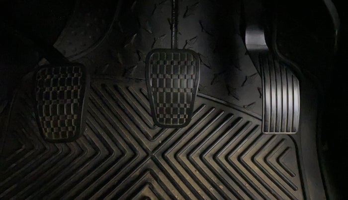 2025 Tata NEXON FEARLESS + SUNROOF DUAL TONE 1.2 PETROL, Petrol, Manual, 16,126 km, Pedals