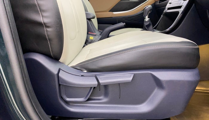 2025 Hyundai ALCAZAR Executive 7 STR 1.5 Turbo GDi Petrol MT, Petrol, Manual, 4,012 km, Driver Side Adjustment Panel