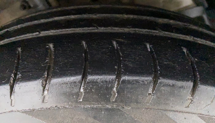 2015 Maruti Swift VDI, Diesel, Manual, 1,43,233 km, Right Front Tyre Tread
