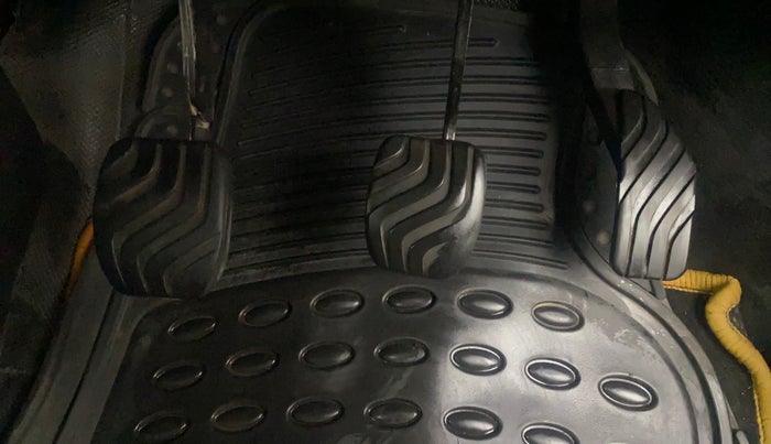 2017 Renault Kwid RXT 0.8, Petrol, Manual, 33,468 km, Pedals