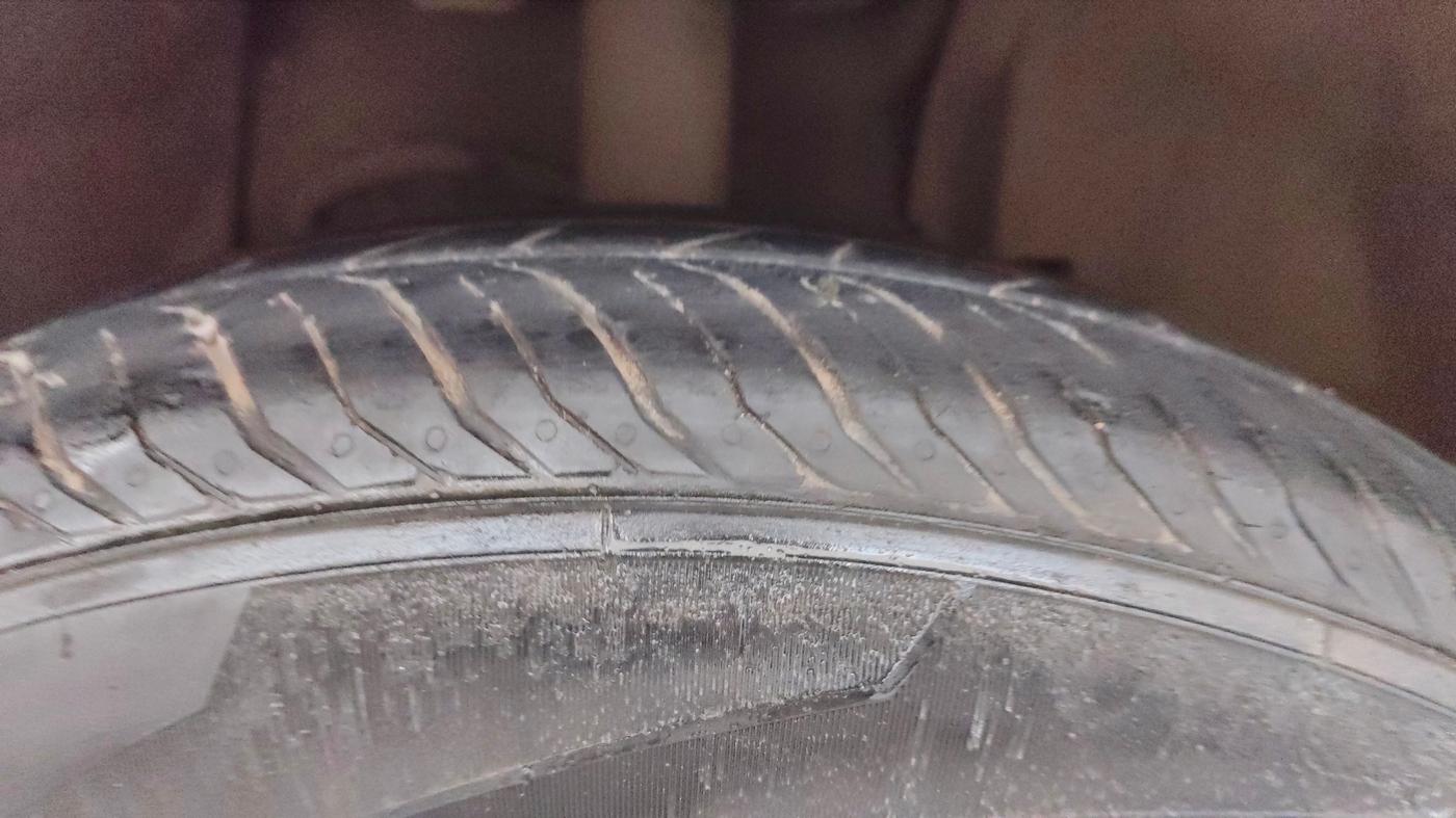 2018 Tata NEXON XM PETROL, Petrol, Manual, 1,02,378 km, Right Front Tyre Tread