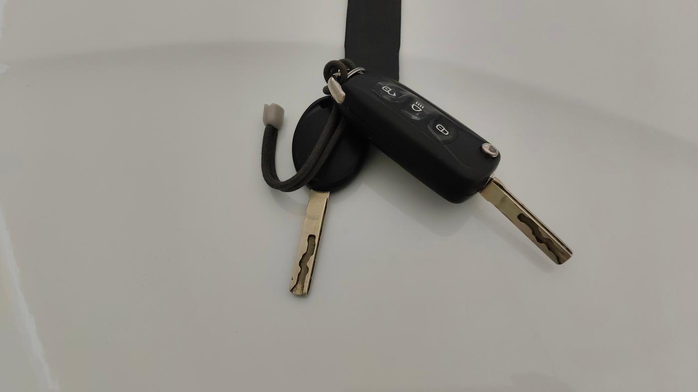 2018 Tata NEXON XM PETROL, Petrol, Manual, 1,02,378 km, Key Close Up