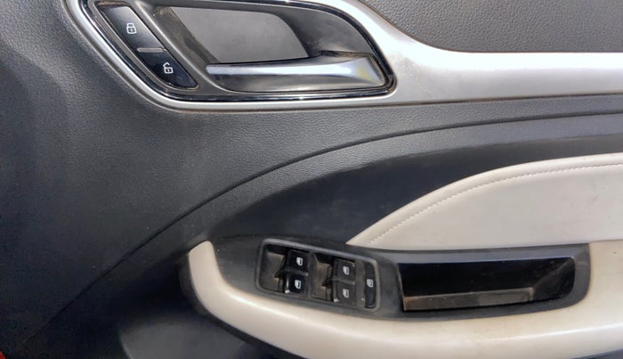 2022 MG ASTOR SHARP 1.5 CVT, Petrol, Automatic, 65,670 km, Driver Side Door Panels Control