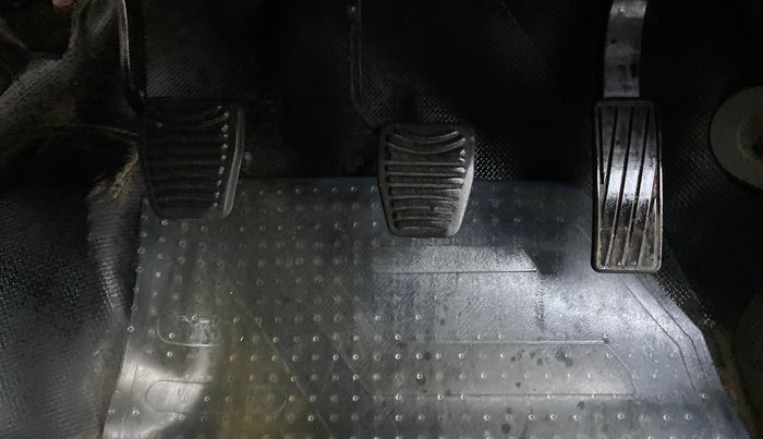 2017 Mahindra Kuv100 K4+ 6 STR, Petrol, Manual, 27,603 km, Pedals