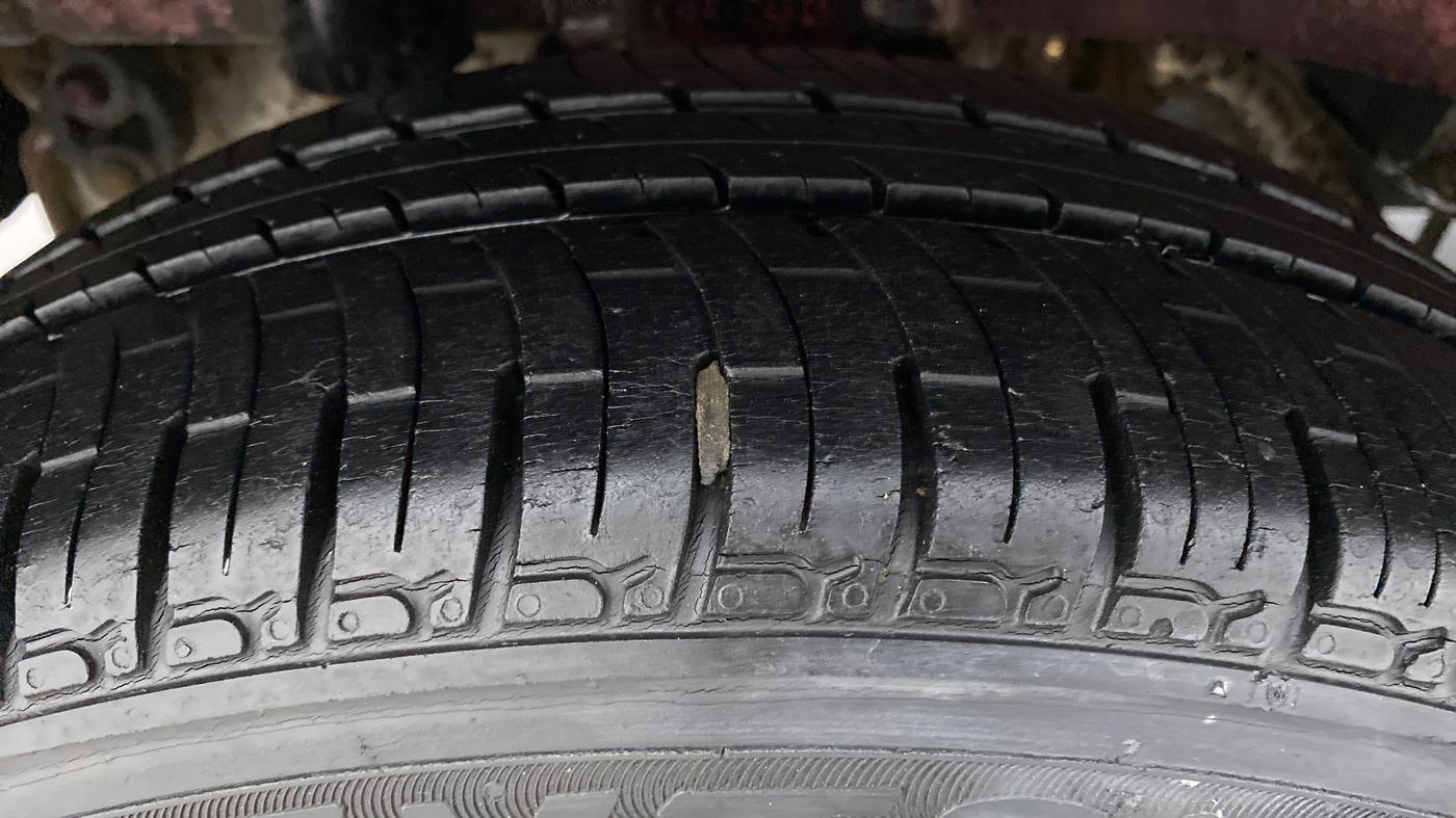 2017 Mahindra Kuv100 K4+ 6 STR, Petrol, Manual, 27,603 km, Right Rear Tyre Tread