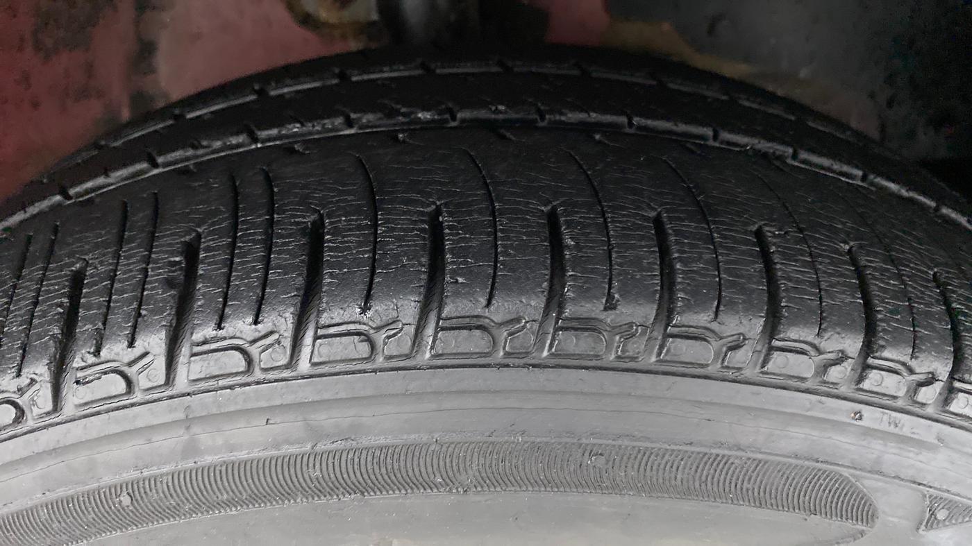 2017 Mahindra Kuv100 K4+ 6 STR, Petrol, Manual, 27,603 km, Right Front Tyre Tread