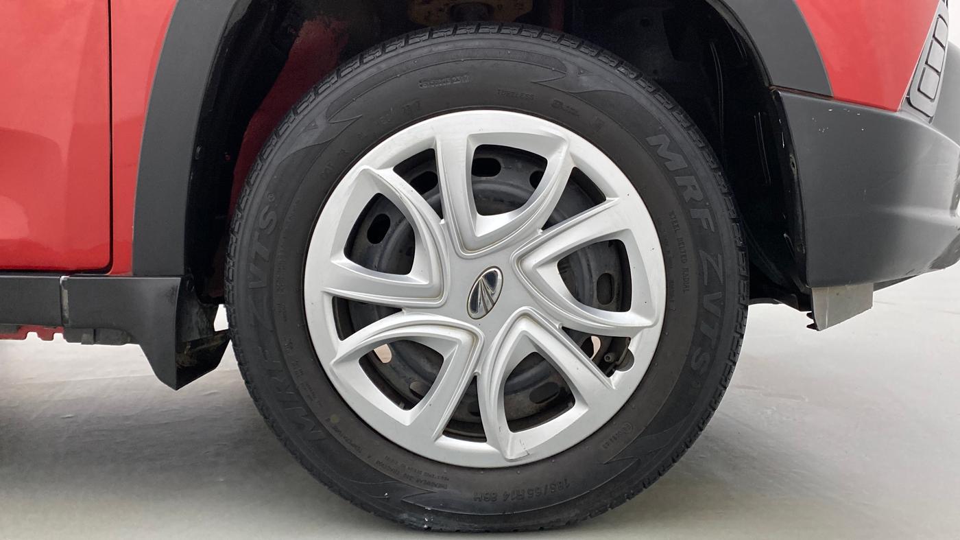 2017 Mahindra Kuv100 K4+ 6 STR, Petrol, Manual, 27,603 km, Right Front Wheel