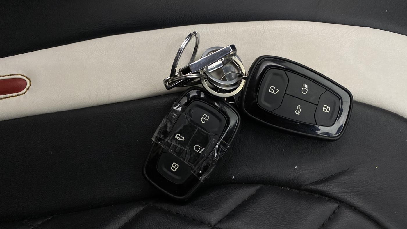 2021 Tata PUNCH CREATIVE  1.2 RTN DUAL TONE, Petrol, Manual, 33,817 km, Key Close Up