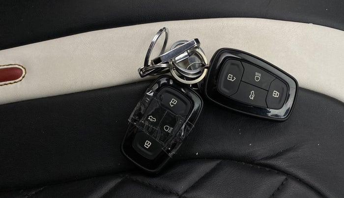 2021 Tata PUNCH CREATIVE  1.2 RTN DUAL TONE, Petrol, Manual, 33,817 km, Key Close Up