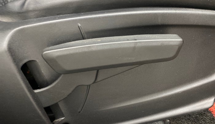 2021 Tata PUNCH CREATIVE  1.2 RTN DUAL TONE, Petrol, Manual, 33,817 km, Driver Side Adjustment Panel