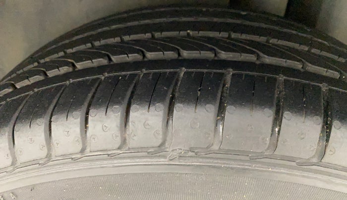 2015 Maruti Ciaz ZDI+ SHVS RS, Diesel, Manual, 62,375 km, Left Rear Tyre Tread