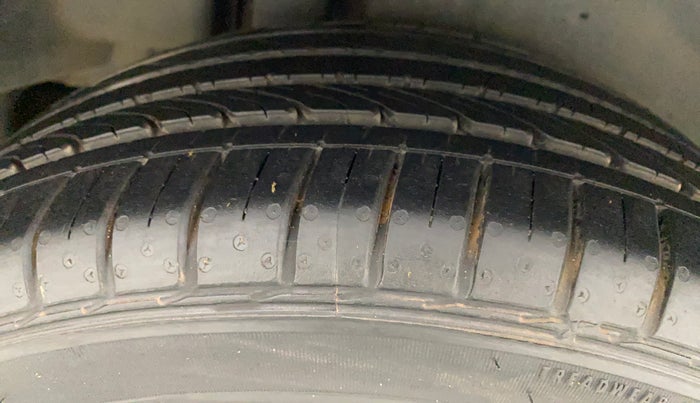 2015 Maruti Ciaz ZDI+ SHVS RS, Diesel, Manual, 62,375 km, Right Rear Tyre Tread