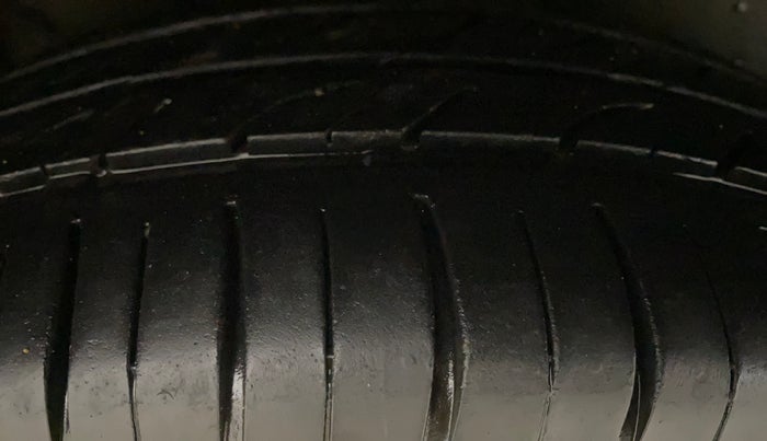 2013 Maruti Ertiga ZXI, Petrol, Manual, 70,324 km, Right Rear Tyre Tread