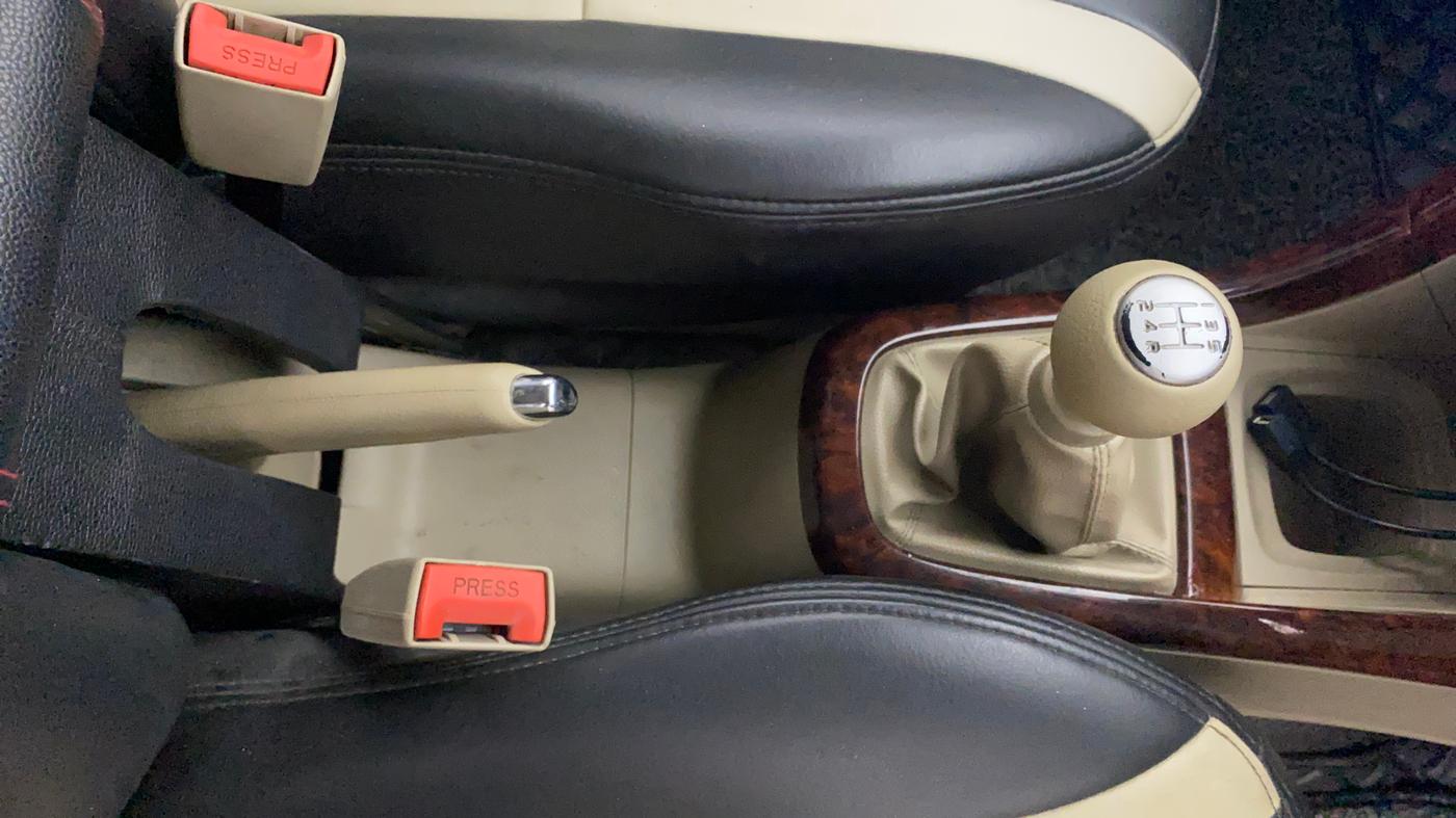 2013 Maruti Ertiga ZXI, Petrol, Manual, 70,518 km, Gear Lever